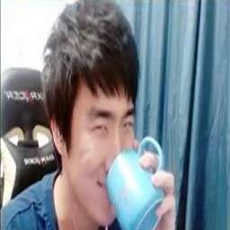 骚男喝水动态表情包 